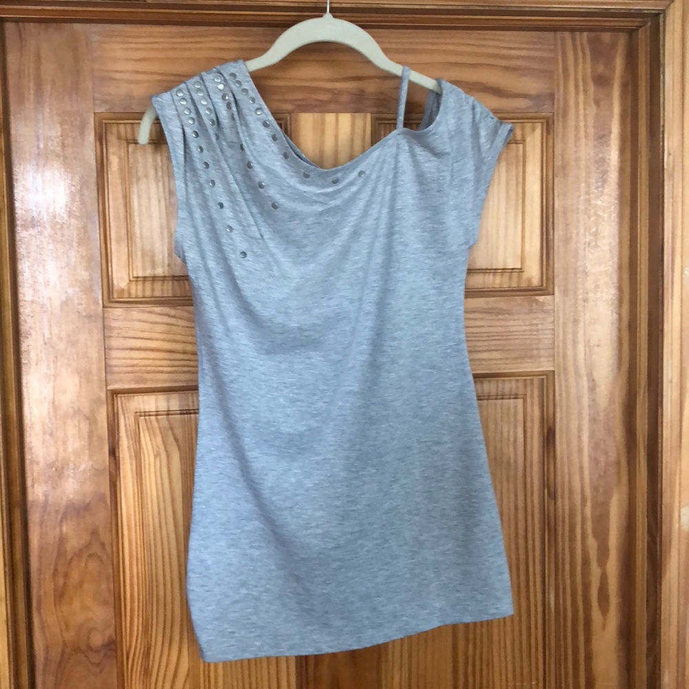 !!MAKE AN OFFER!! Very cute asymmetrical top <NEW>